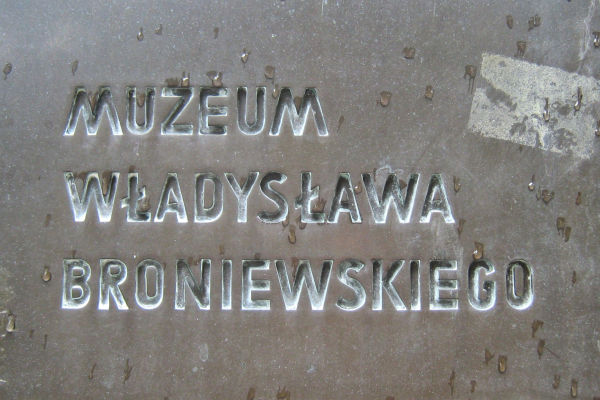Tablica na muzeum Władysława Broniewskiego w Warszawie